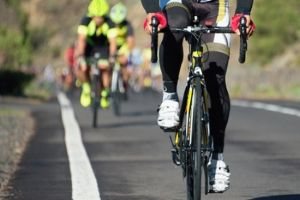 L'entraînement du cycliste en hiver : conseils sportifs pour janvier cycliste s'entraînant en hiver sur routesur route